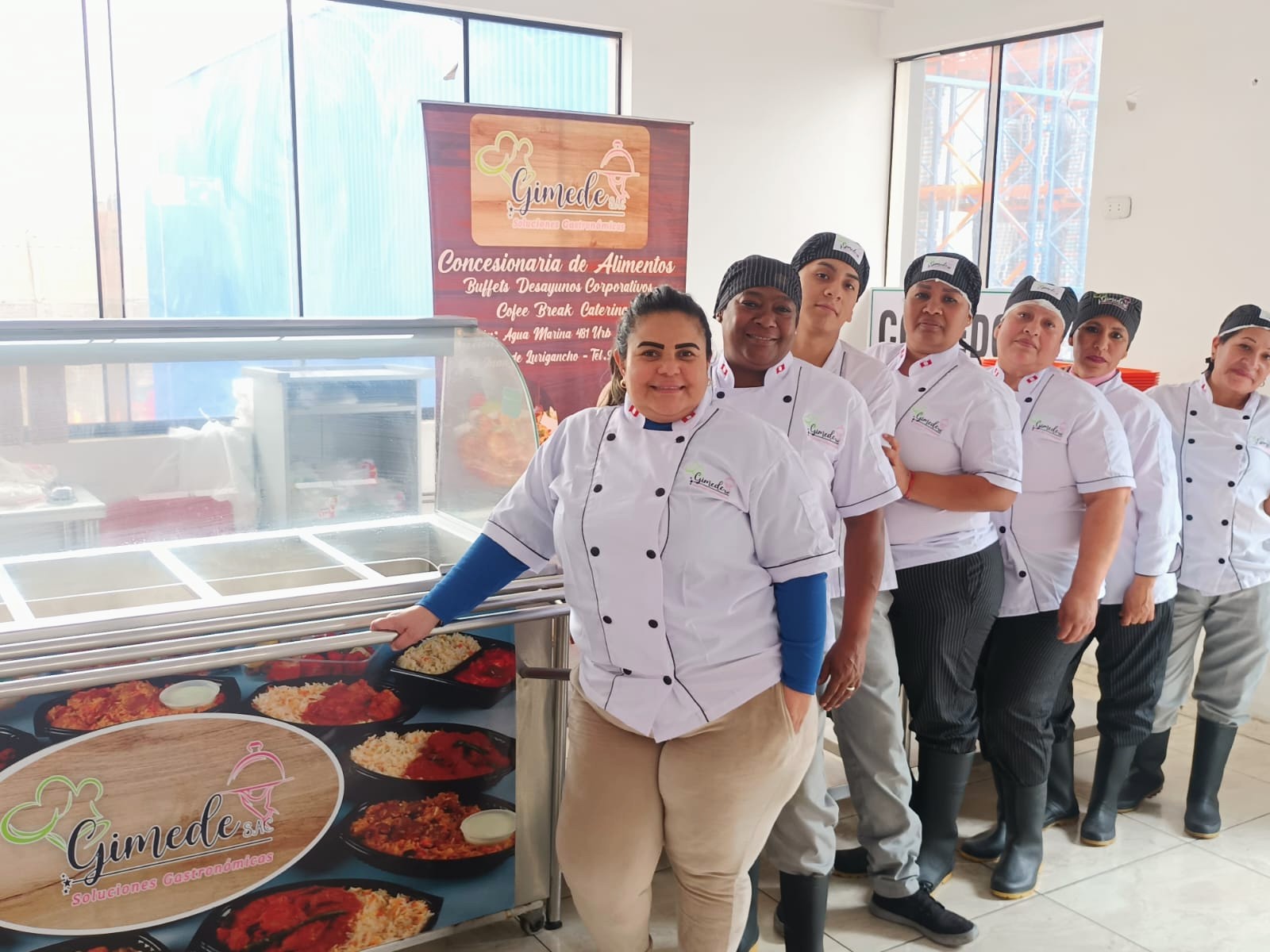 Cocineras de Gimede SAC sonriendo